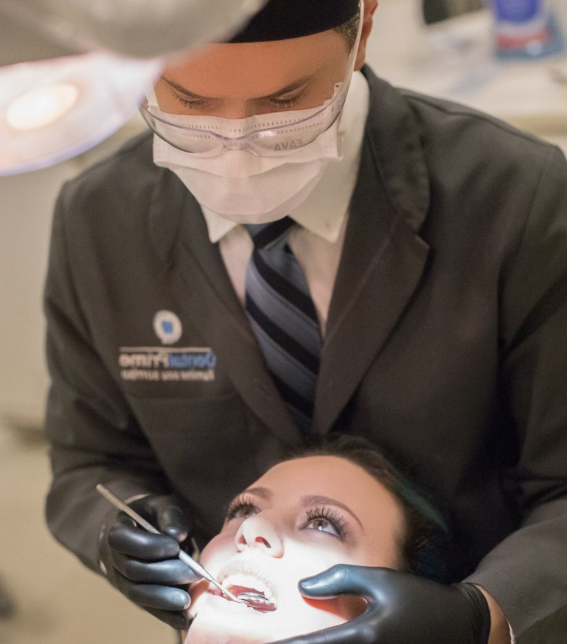 Dr. Eduardo atendendo paciente